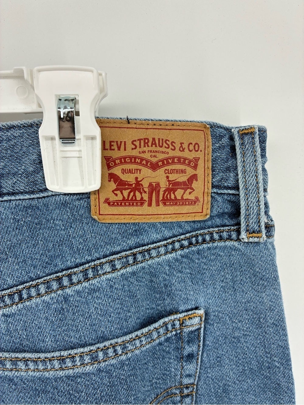 Levi's Women's High Rise Mom Blue Jeans Ripped Knee - Picture 4 of 10